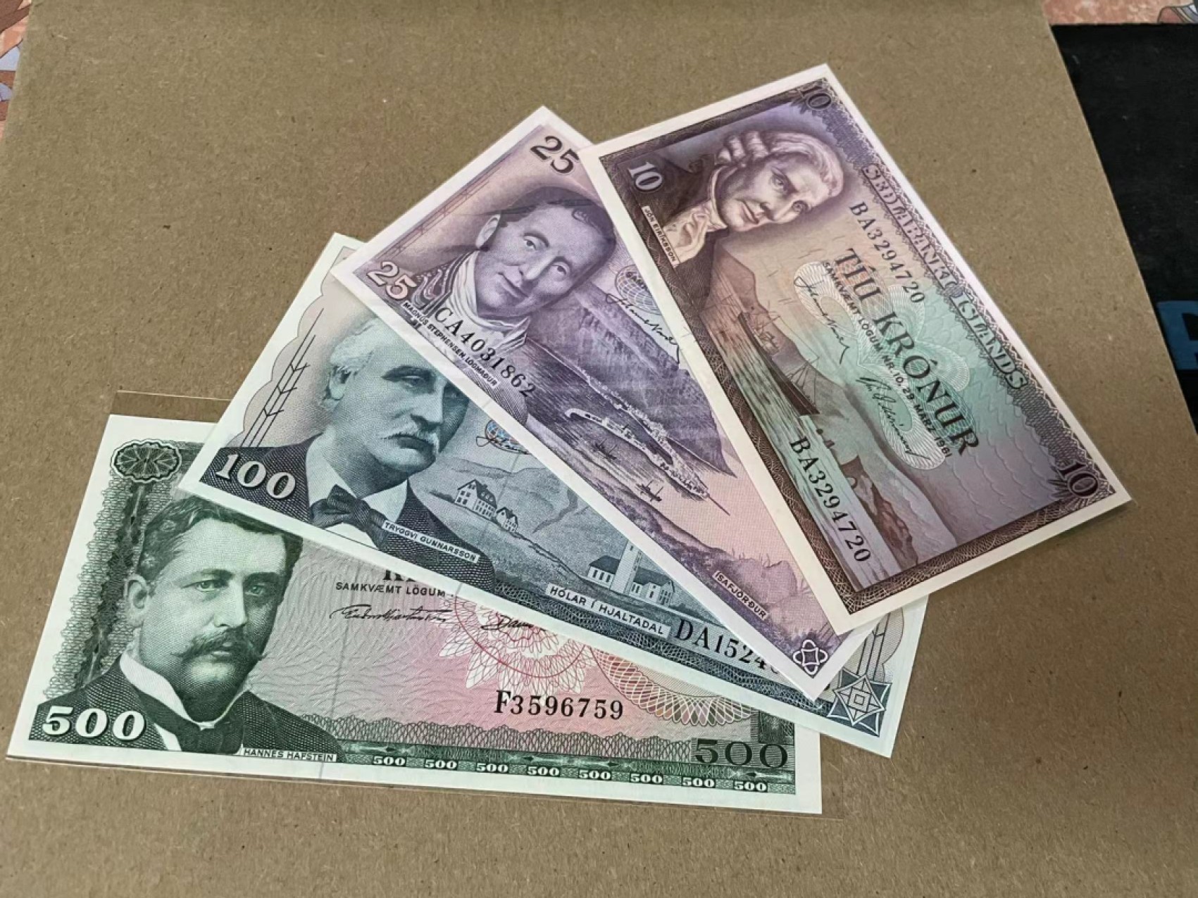 新纪元！【Blue Auction】✨世界纸币精拍第201期【精】   【一组4张】冰岛 1961年10-500克朗 全新UNC