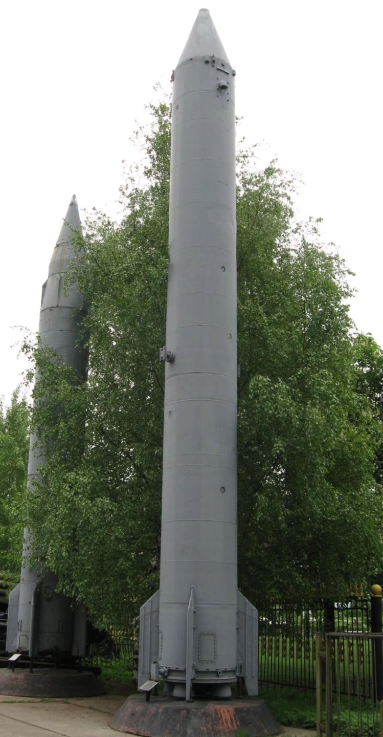 大猫徽章拍卖第196期 大国之矛——苏联潜射导弹大师，苏联海军导弹及火炮局局长鲁哈泽-拉斯蒂斯拉夫同志三武套章。作为这一领域的专家他对4K-10, 3M-20, 4K-75, 3M-40, 3M-65, 3M-37, 3M-55和3M-70导弹系统等的研发！他的每粒勋章都有单独的奖励卡，每粒都是为奖励他研发改进某一款或几款导弹所授予，可谓含金量十足，1988年他被荣升为海军导弹和火炮装备局局长，直至1992年退休。