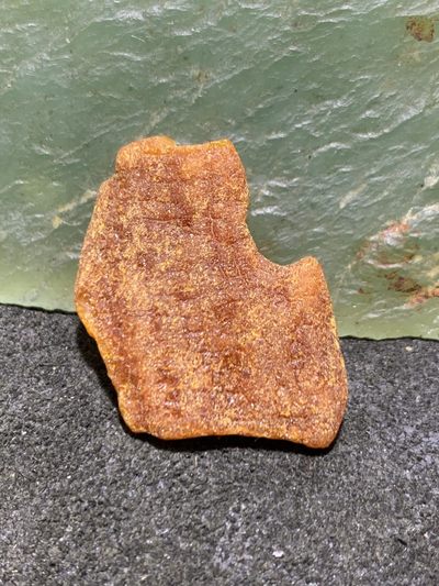 天然蜜蜡小原石一块， - 天然蜜蜡小原石一块，
