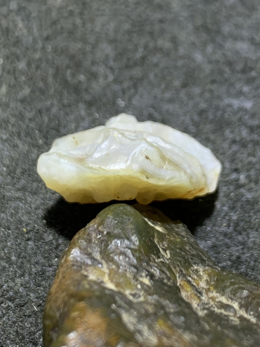 精美戈壁筋脉石小原石一颗，