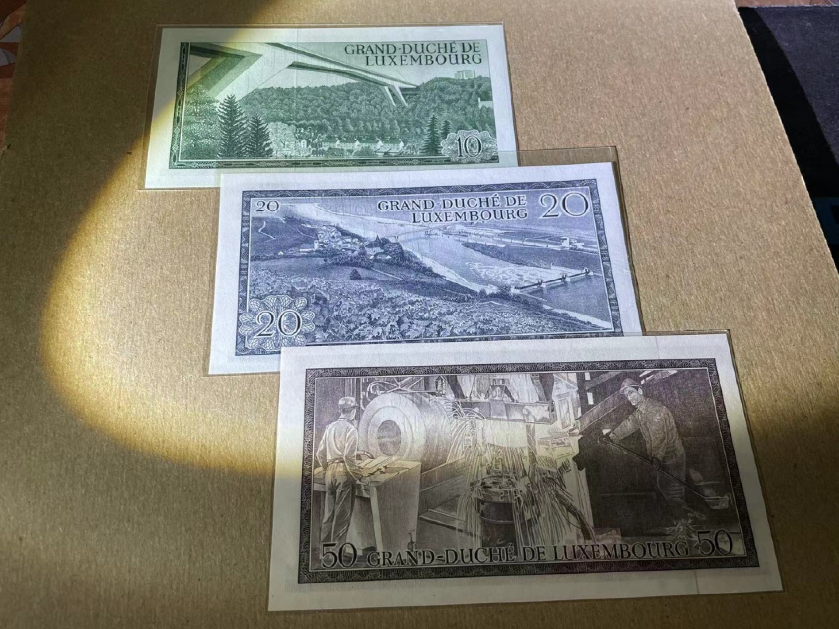 新纪元！【Blue Auction】✨世界纸币精拍第201期【精】   【一组3张均无47】卢森堡 1966-72年10-20-50法郎 UNC （10法郎UNC-有荧光斑）