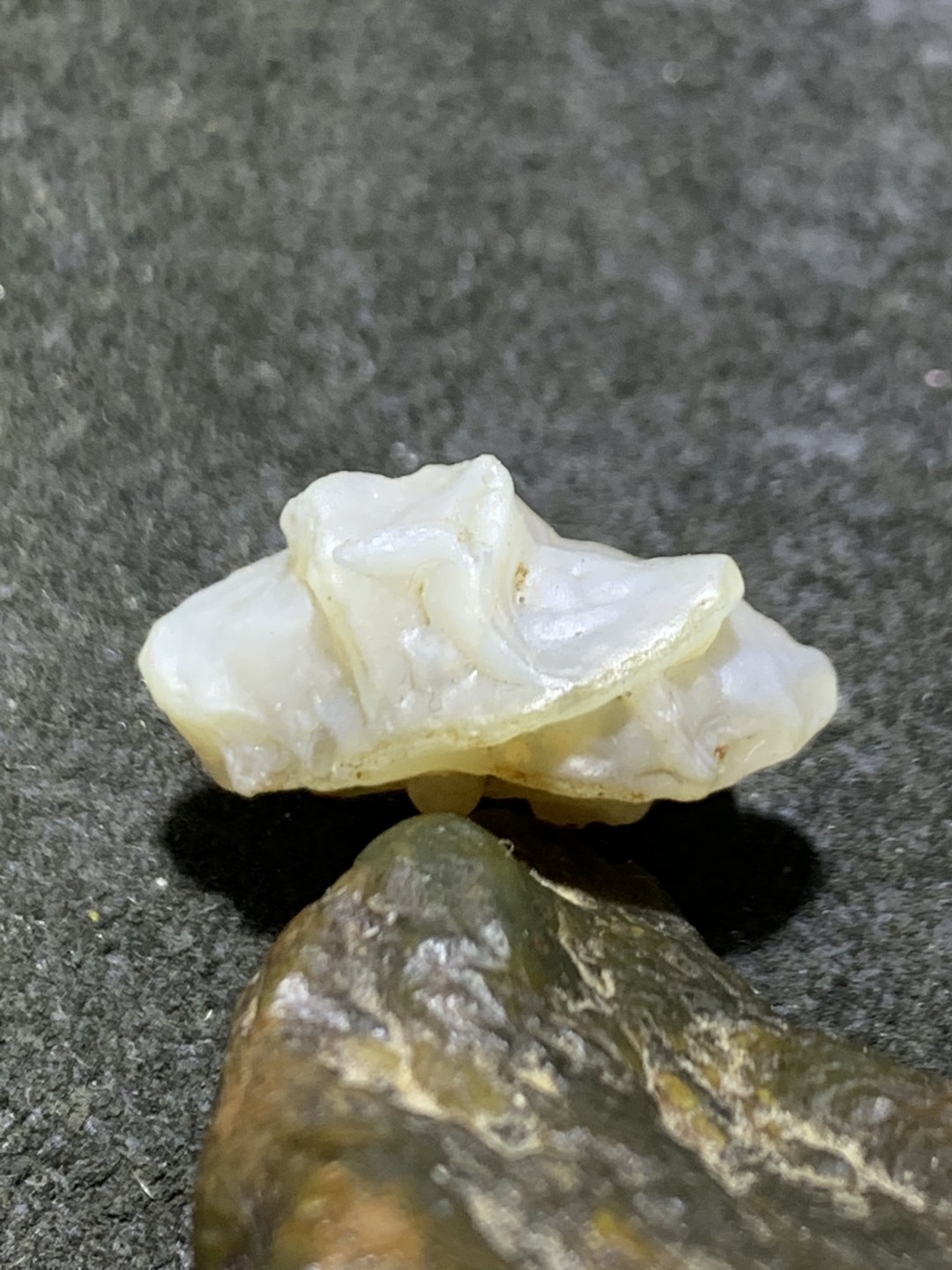 精美戈壁筋脉石小原石一颗，