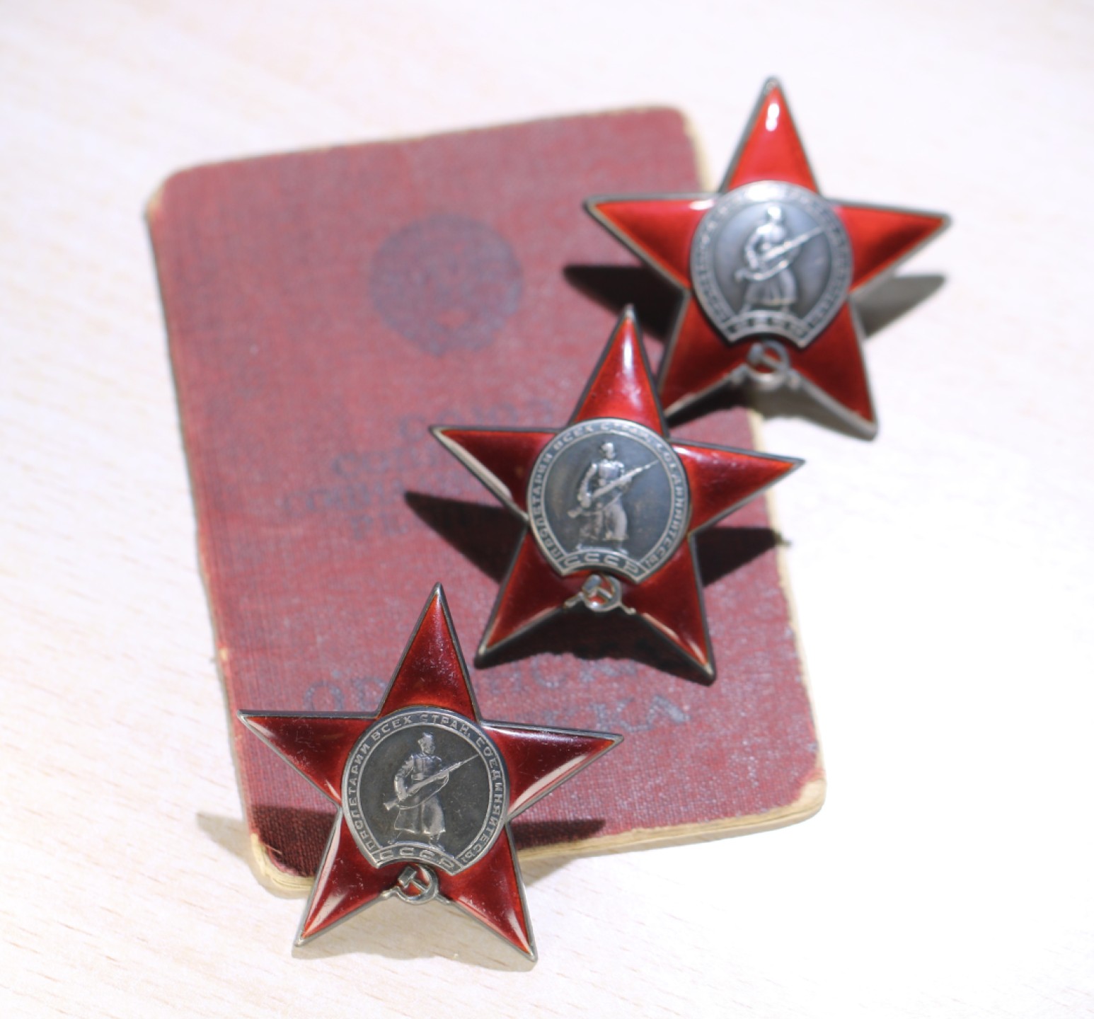 大猫徽章拍卖第196期 苏联红星勋章套 原证书 三枚均为同一人获得 档案齐全