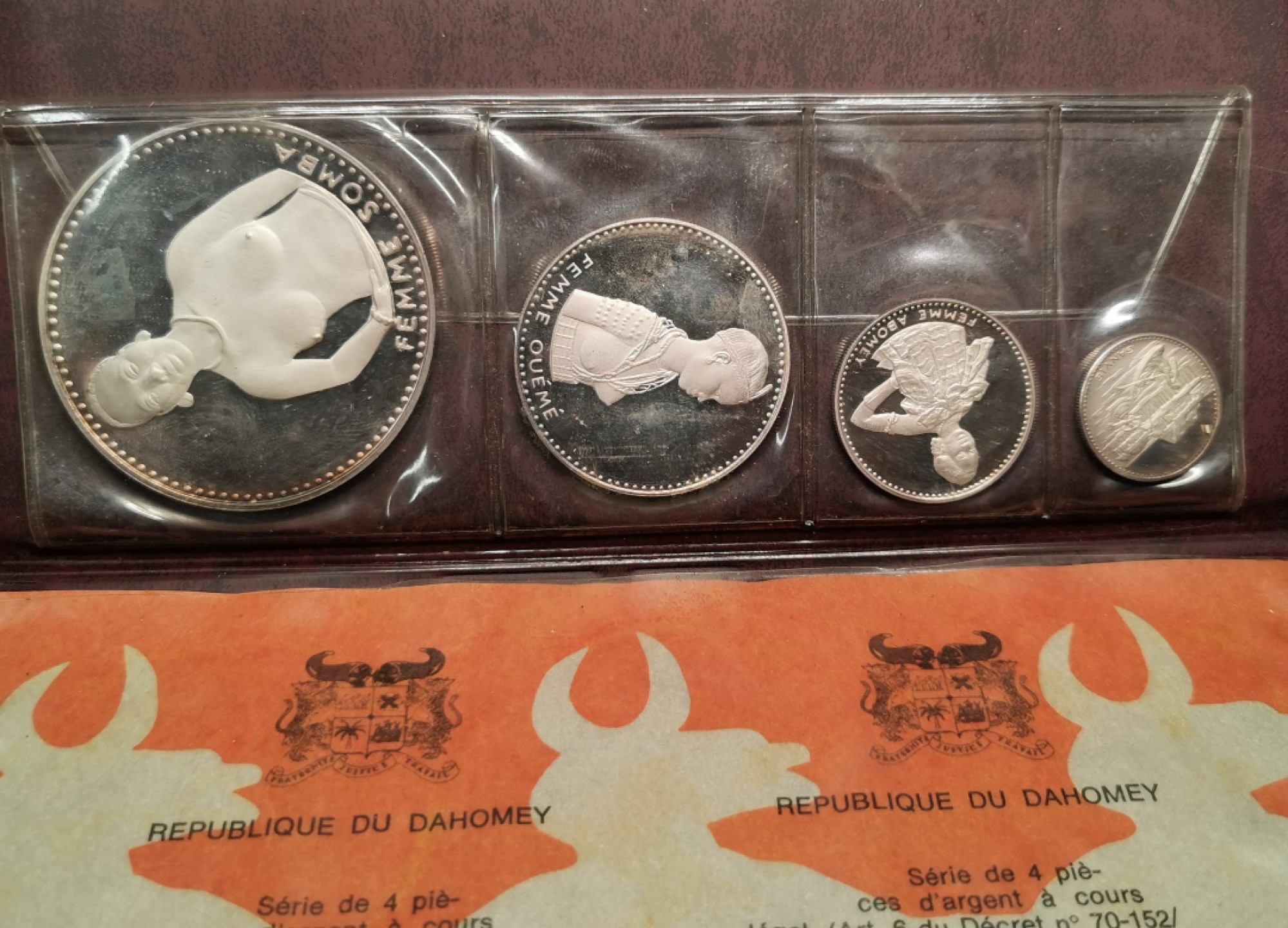 凡希社世界钱币微拍第二百零四期 1970达荷美PS大钱包 紫罗兰氧化，币品一流皮夹略旧！