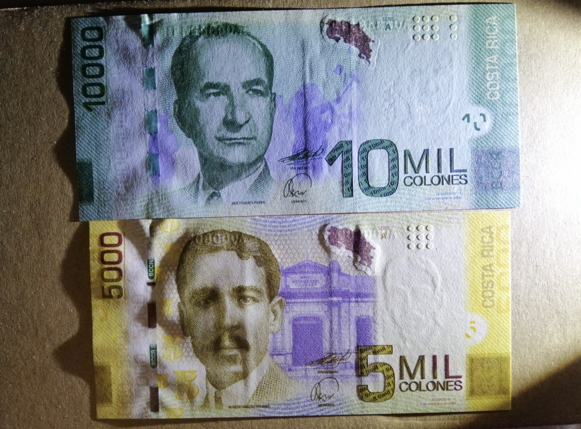 新纪元！【Blue Auction】✨世界纸币精拍第201期【精】   【一组4张 A0冠初版】哥斯达黎加 2009年5000-50000克朗 全新UNC 经典紫蝶 无47