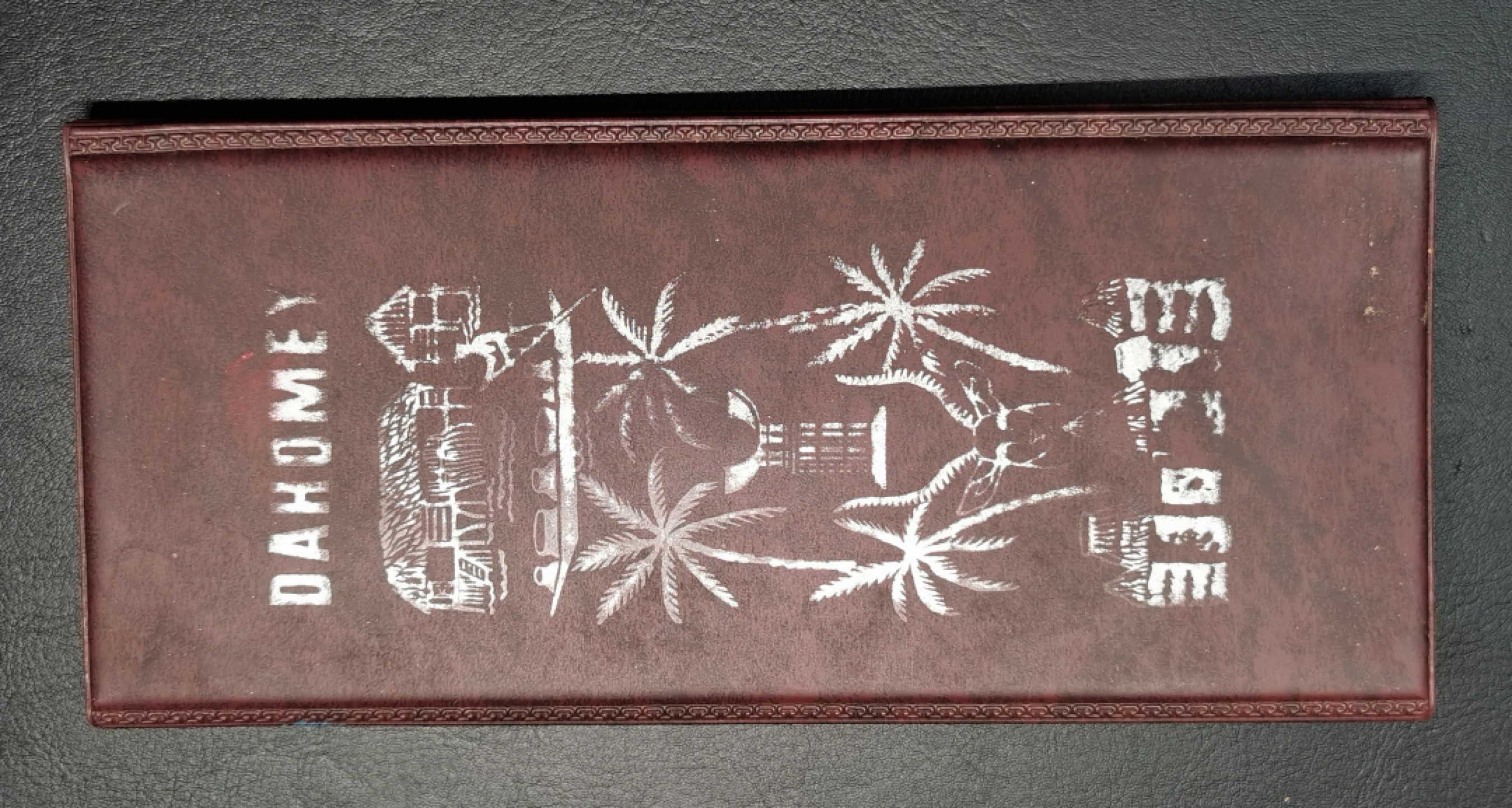 凡希社世界钱币微拍第二百零四期 1970达荷美PS大钱包 紫罗兰氧化，币品一流皮夹略旧！