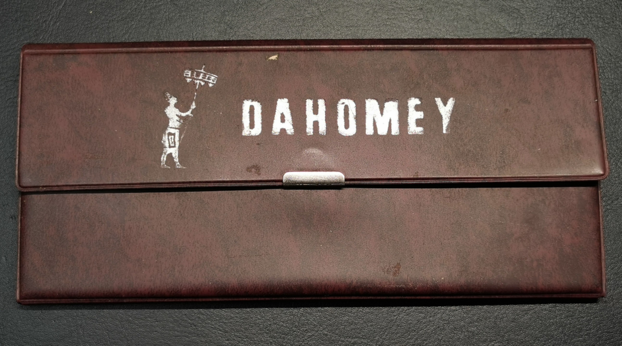 凡希社世界钱币微拍第二百零四期 1970达荷美PS大钱包 紫罗兰氧化，币品一流皮夹略旧！