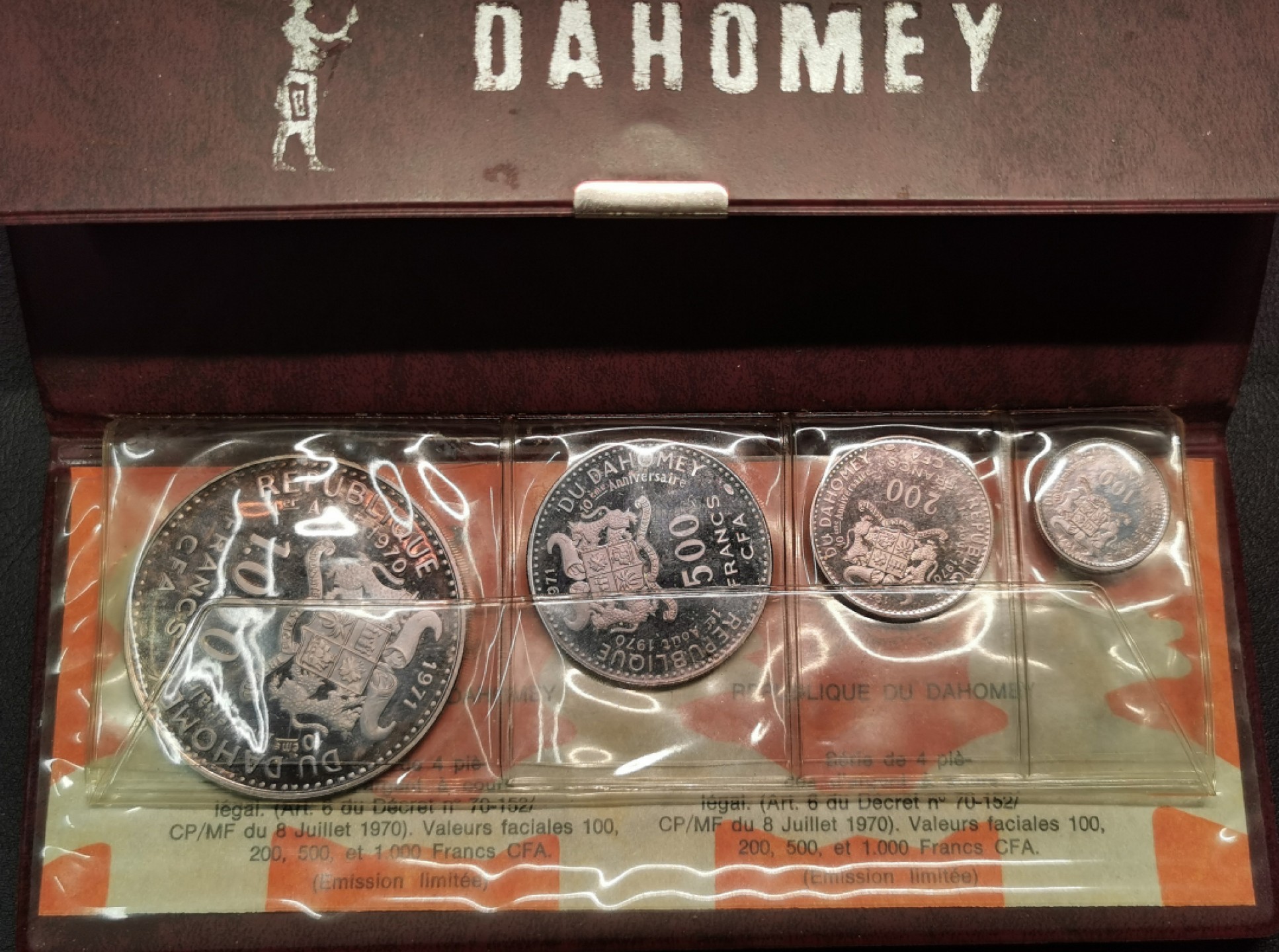 凡希社世界钱币微拍第二百零四期 1970达荷美PS大钱包 紫罗兰氧化，币品一流皮夹略旧！