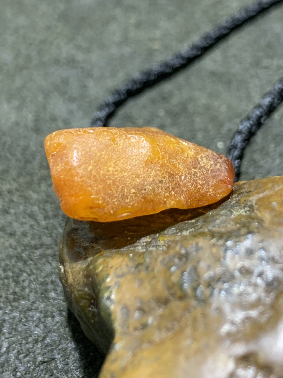 精美天然蜜蜡原石吊坠一个！