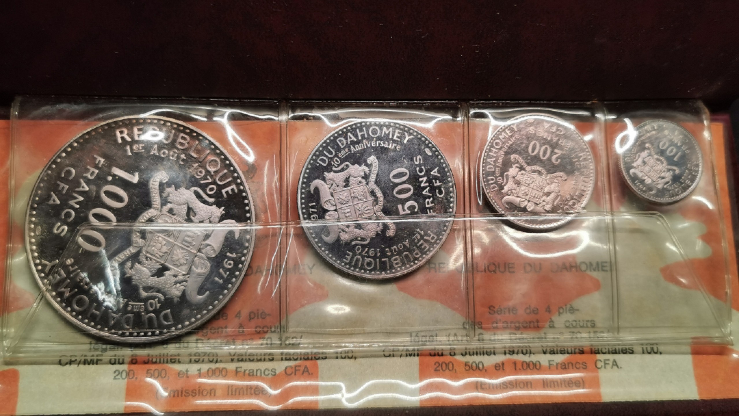 凡希社世界钱币微拍第二百零四期 1970达荷美PS大钱包 紫罗兰氧化，币品一流皮夹略旧！