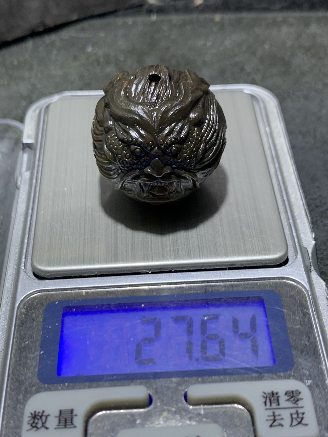 精美战国红玛瑙亚光俏色巧雕黑龙戏珠一颗！