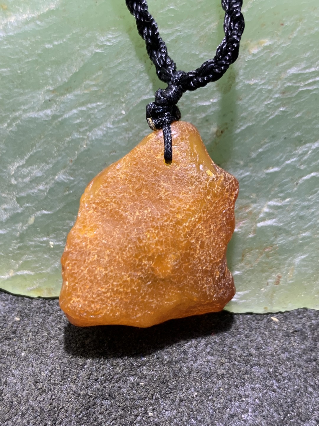精美天然蜜蜡原石吊坠一个！