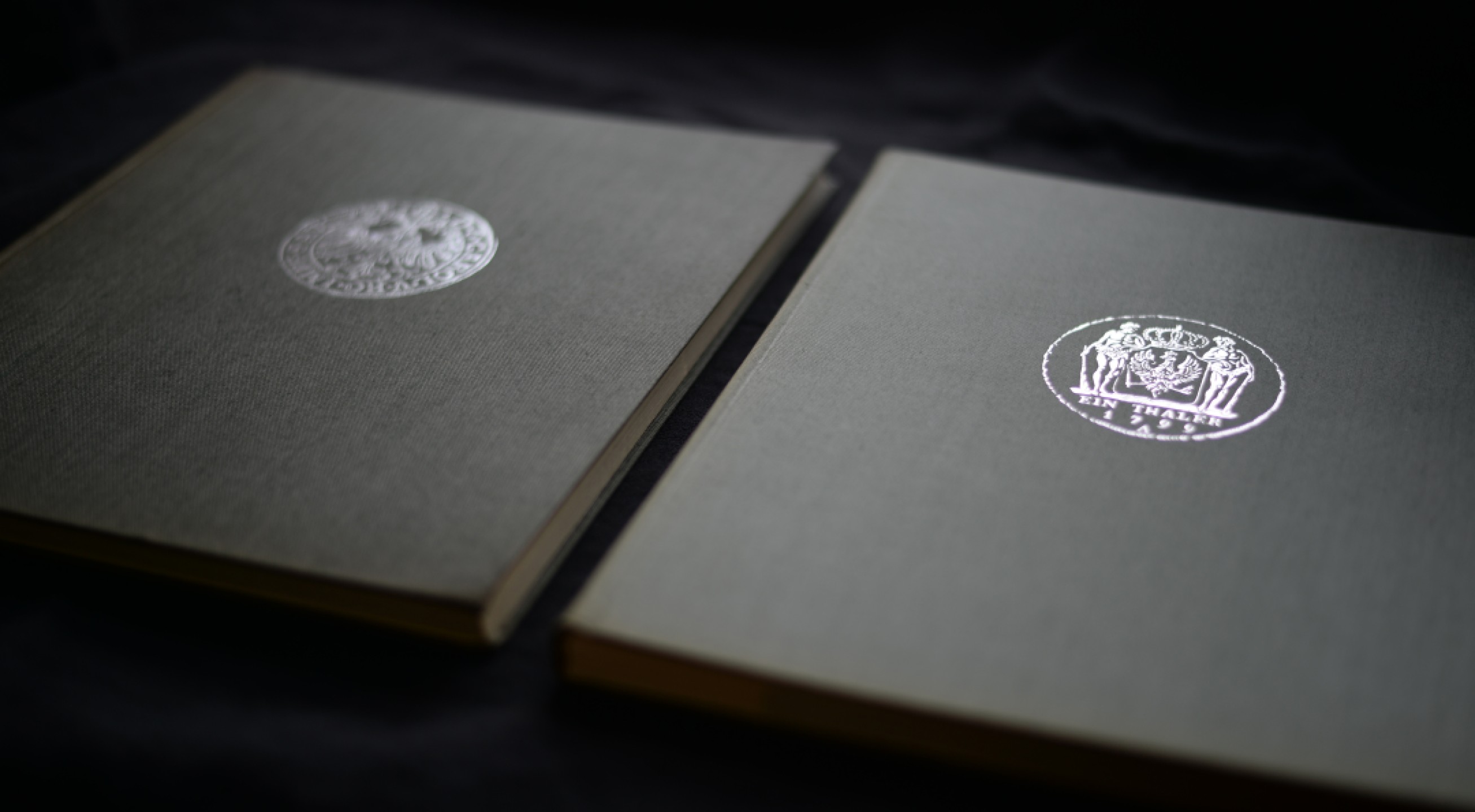 凡希社世界钱币微拍第二百零四期 荐！【从三十年战争到泰勒的终结】1486-1621&1622-1871泰勒图录两册套装，来自德意志联邦银行的钱币收藏 大16开布面精装 八五品