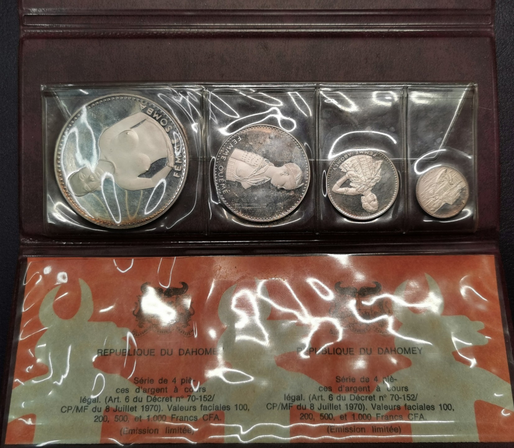 凡希社世界钱币微拍第二百零四期 1970达荷美PS大钱包 紫罗兰氧化，币品一流皮夹略旧！