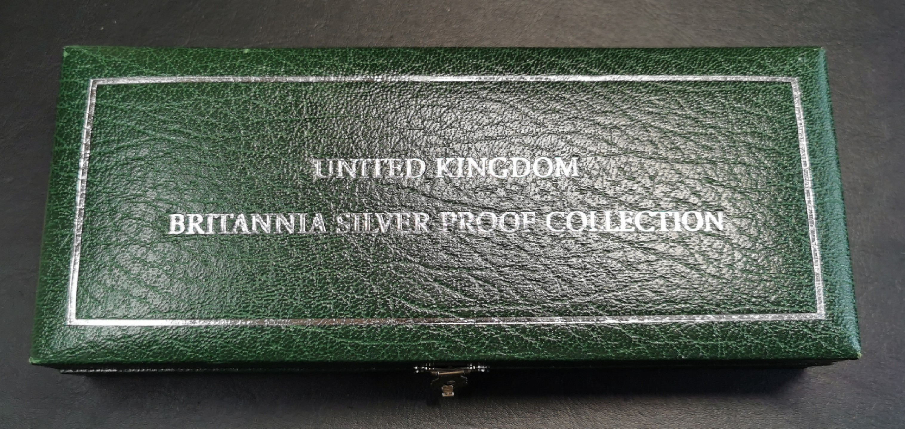 凡希社世界钱币微拍第二百零四期 2001英国不列颠尼亚与狮子2镑-20便士全银套装盒证全品！