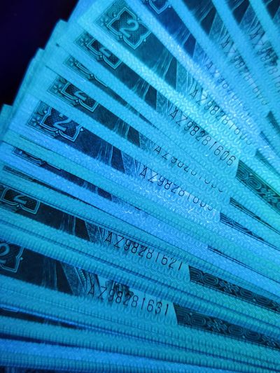 钱满塘拍场—8002早期AZ冠无47靓号刀拆标十绝品无斑无油裸币上拍！每组标十都是混合荧光纸张，平均每组都有两张小纤云，每张都带纤丝，金丝国辉荧光，适合收藏！