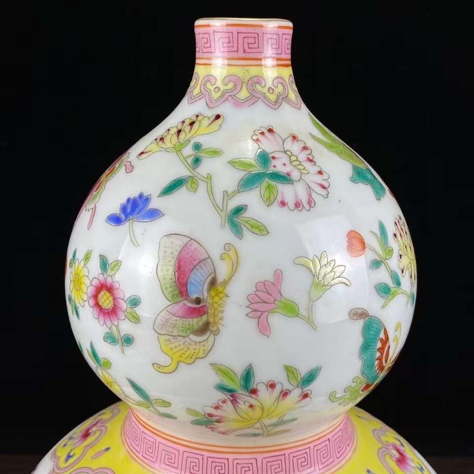 清乾隆年制粉彩葫芦瓶