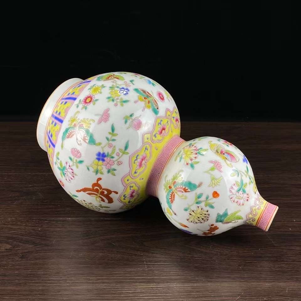 雍正年製粉彩三口葫芦瓶、サイズ約高さ24cm径约16cm 雍正年製粉彩三口葫芦瓶、サイズ約高さ24cm径约16cm 雍正