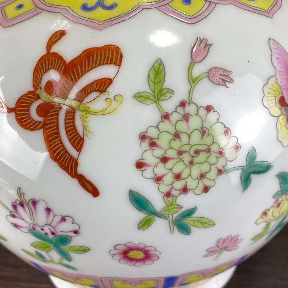 清乾隆年制粉彩葫芦瓶