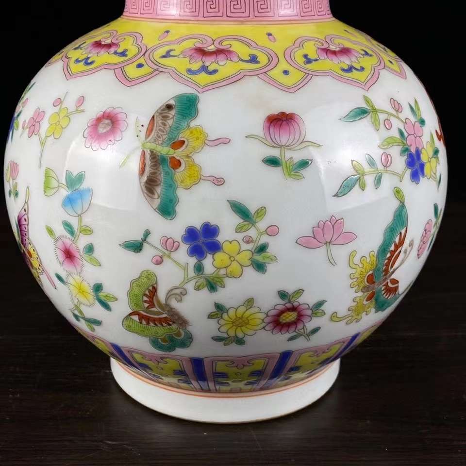 清乾隆年制粉彩葫芦瓶