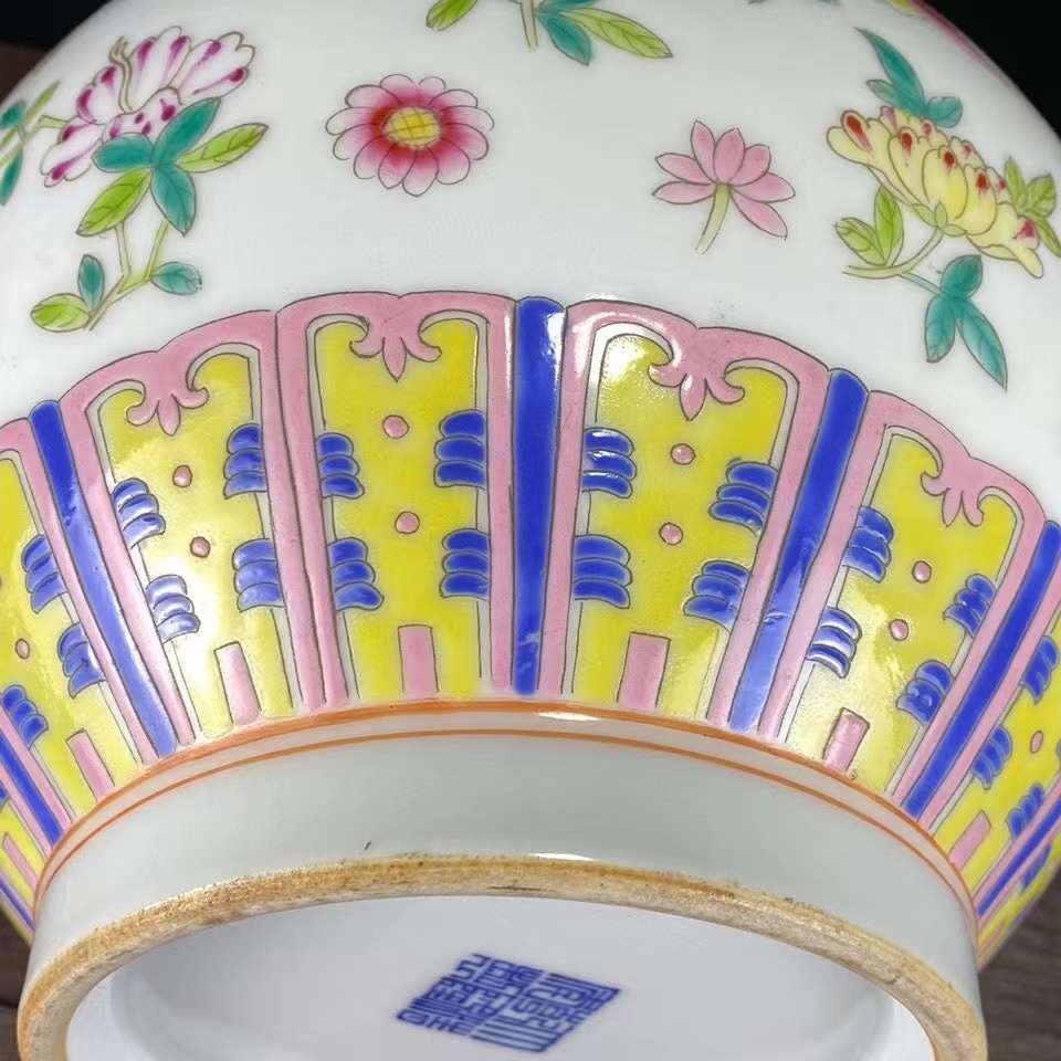 清乾隆年制粉彩葫芦瓶