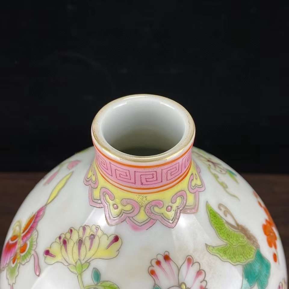 清乾隆年制粉彩葫芦瓶