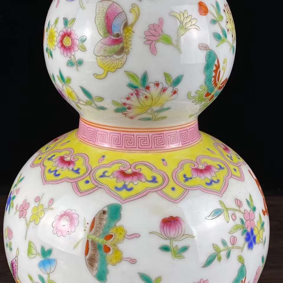 清乾隆年制粉彩葫芦瓶