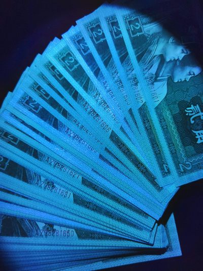 钱满塘拍场—8002早期AZ冠无47靓号刀拆标十绝品无斑无油裸币上拍！每组标十都是混合荧光纸张，平均每组都有两张小纤云，每张都带纤丝，金丝国辉荧光，适合收藏！