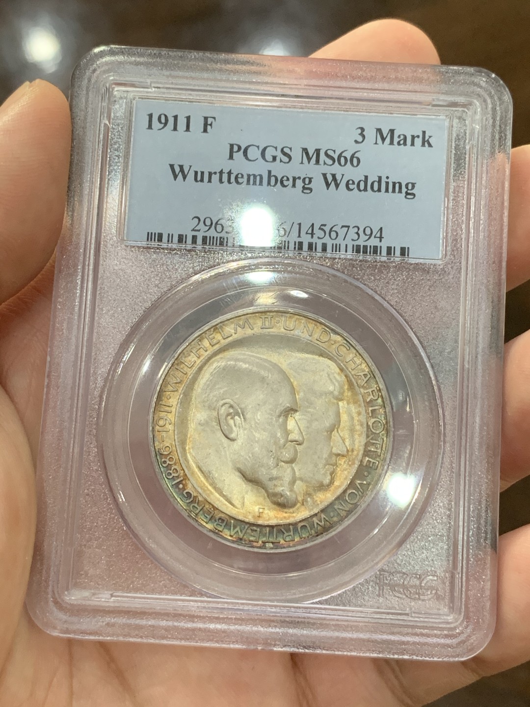 《竞宝斋》第73场-本周日，周一2场连拍（全场不限金额包邮） PCGS MS66符腾堡1911年金婚3马克 老白盒 环五彩 幻彩 非常漂亮一步到位的藏品 不到200美元 左下角L凸起稍微有点磕 老白盒大