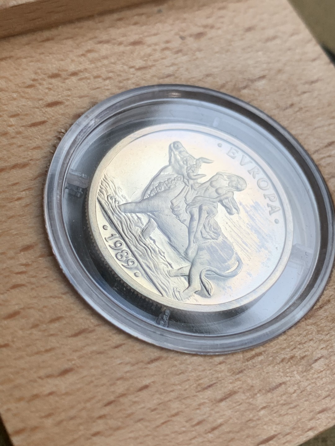 《竞宝斋》第73场-本周日，周一2场连拍（全场不限金额包邮） 原盒证书西班牙1989年骑牛1ECU精制银币