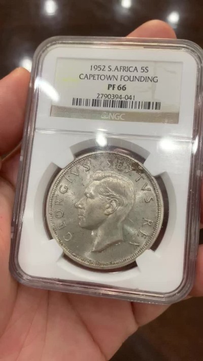 《竞宝斋》第73场-本周日，周一2场连拍（全场不限金额包邮） NGC-PF66 南非开普敦，1952 5先令大银币，回转十字光，pf66高分少见
