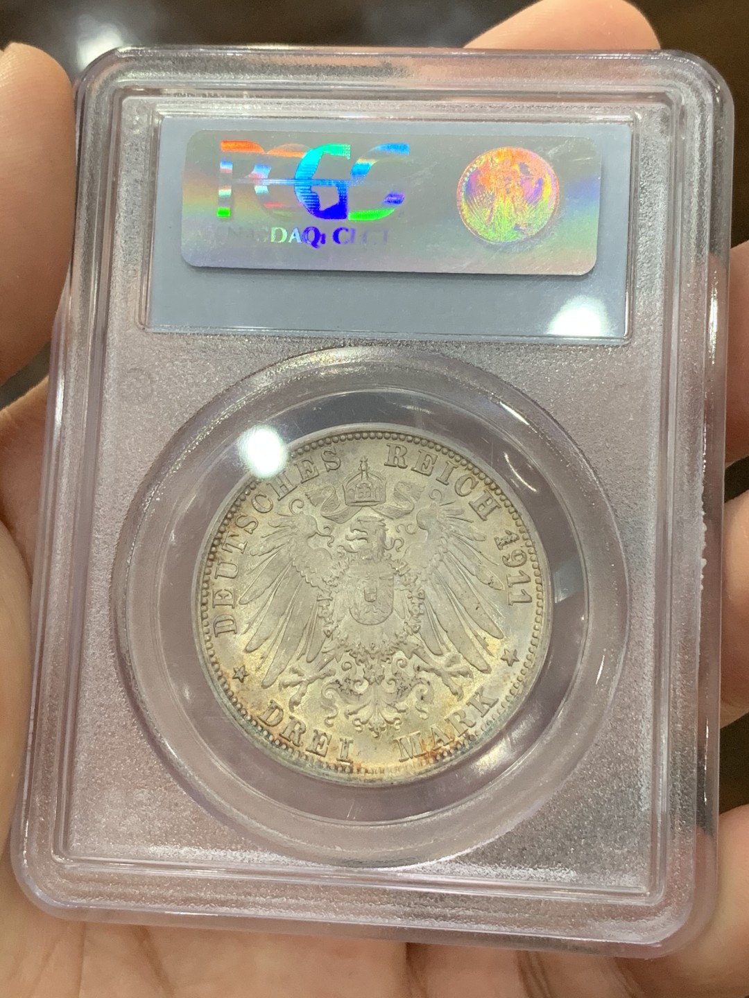 《竞宝斋》第73场-本周日，周一2场连拍（全场不限金额包邮） PCGS MS66符腾堡1911年金婚3马克 老白盒 环五彩 幻彩 非常漂亮一步到位的藏品 不到200美元 左下角L凸起稍微有点磕 老白盒大