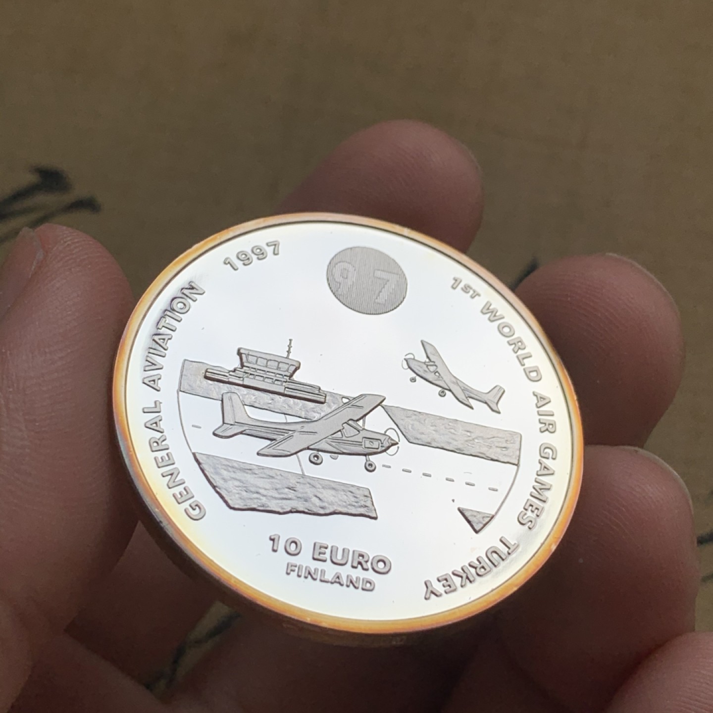 《竞宝斋》第73场-本周日，周一2场连拍（全场不限金额包邮） 原盒证书1997年芬兰 航空展热飞机10欧元精制大银币 27克