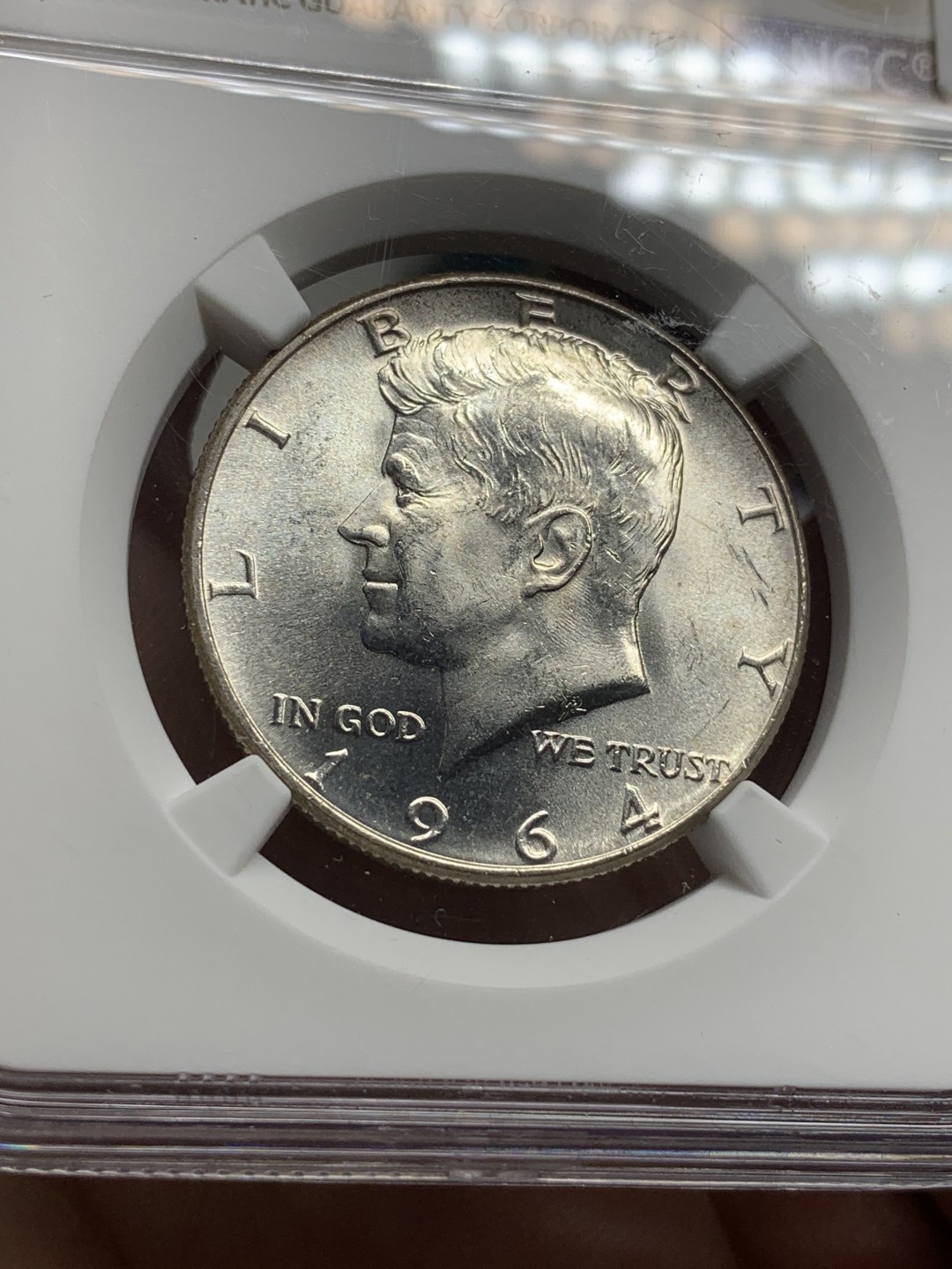 《竞宝斋》第73场-本周日，周一2场连拍（全场不限金额包邮） NGC MS62 美国 1964年 肯尼迪 半美元 50美分银币 原卷出品 阴阳面五彩 难得状态