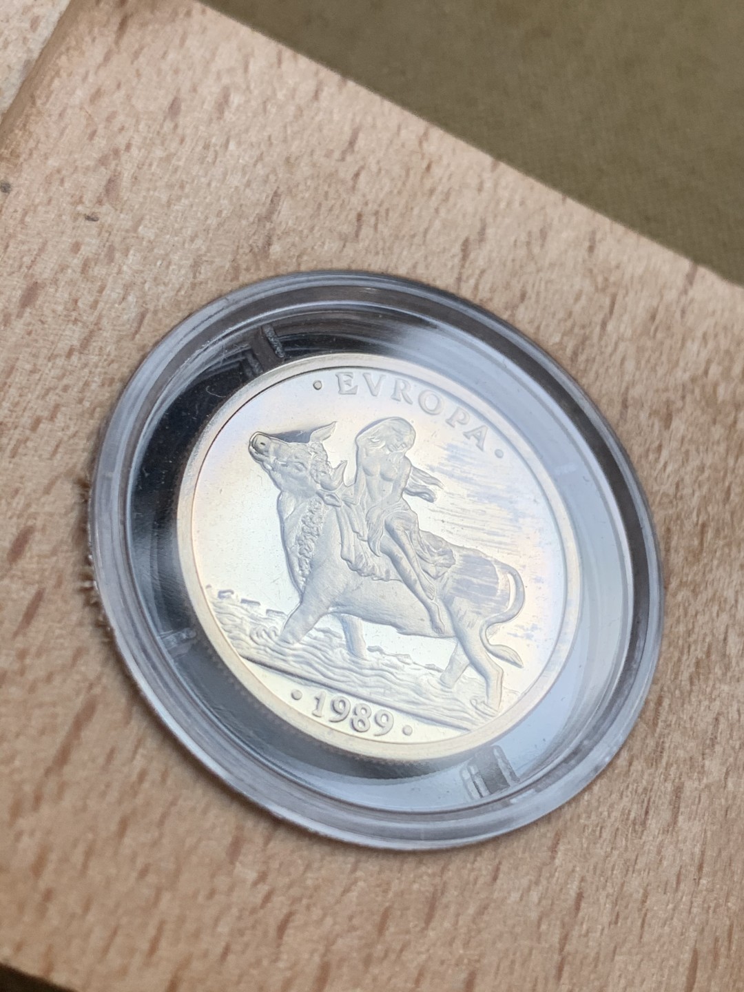 《竞宝斋》第73场-本周日，周一2场连拍（全场不限金额包邮） 原盒证书西班牙1989年骑牛1ECU精制银币