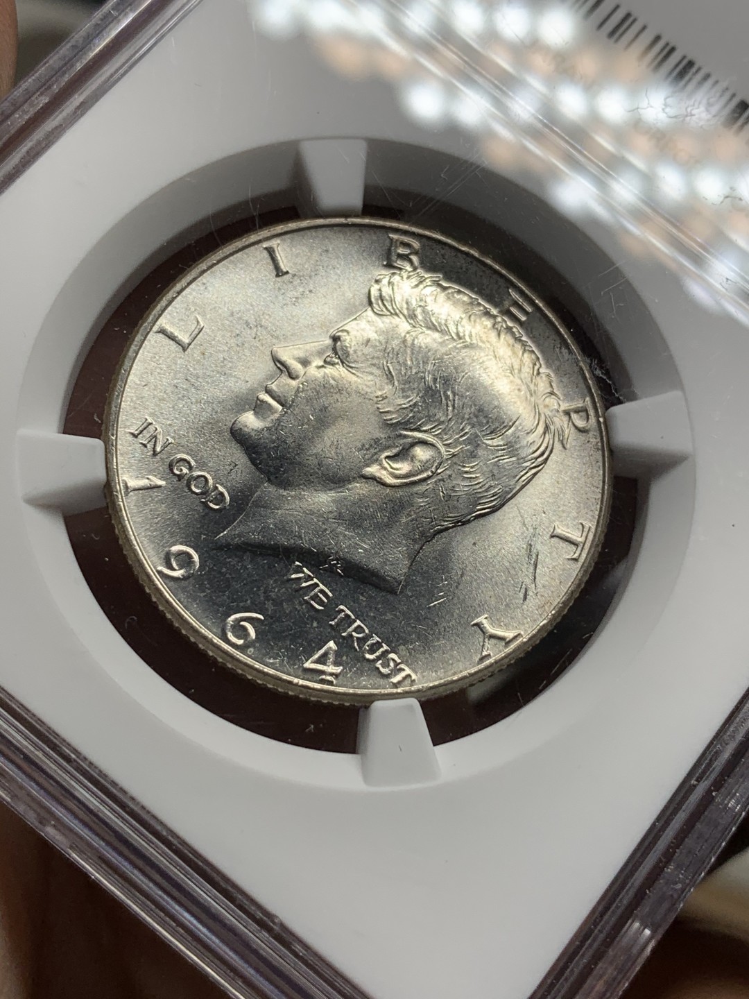 《竞宝斋》第73场-本周日，周一2场连拍（全场不限金额包邮） NGC MS62 美国 1964年 肯尼迪 半美元 50美分银币 原卷出品 阴阳面五彩 难得状态