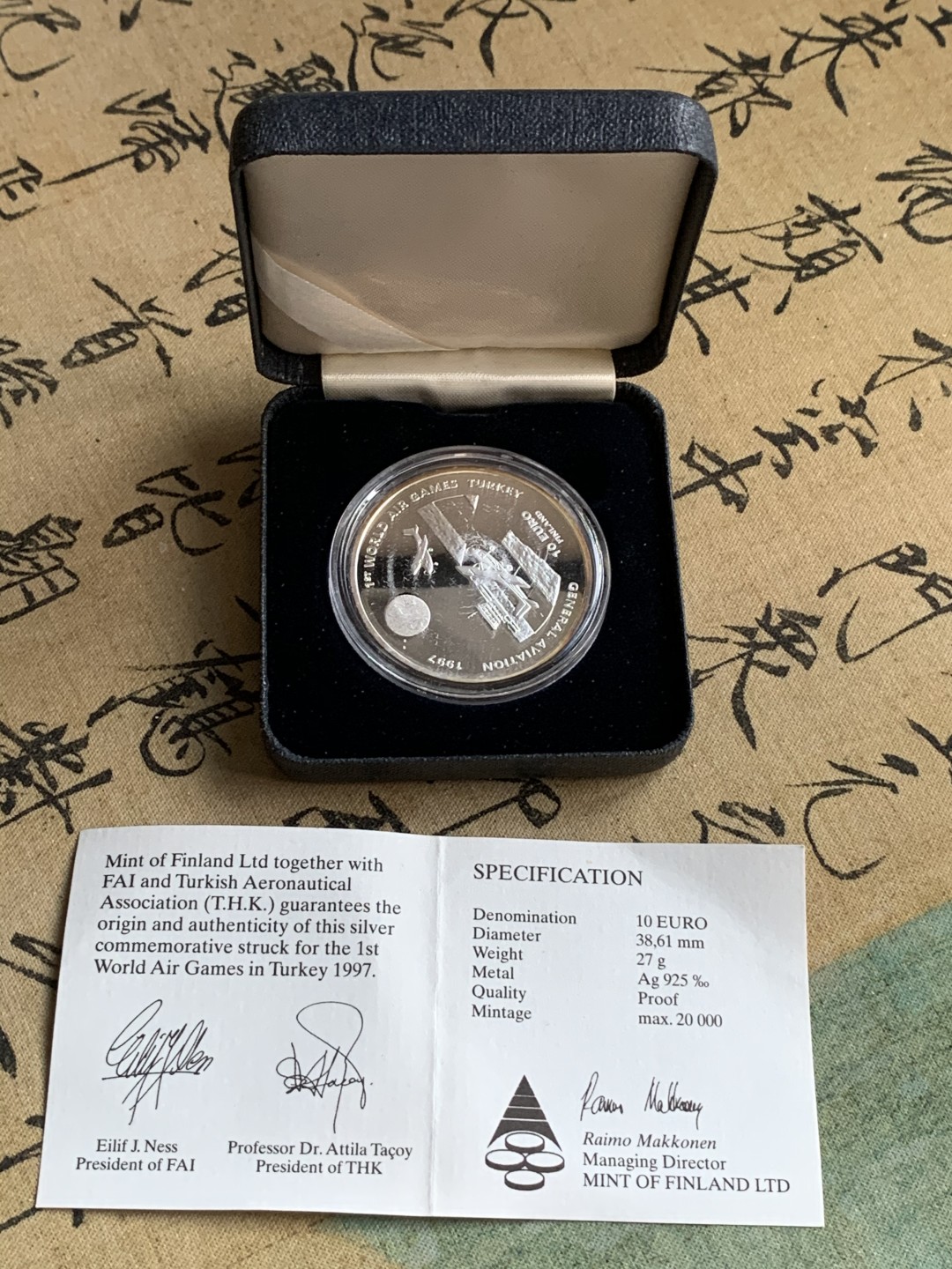 《竞宝斋》第73场-本周日，周一2场连拍（全场不限金额包邮） 原盒证书1997年芬兰 航空展热飞机10欧元精制大银币 27克