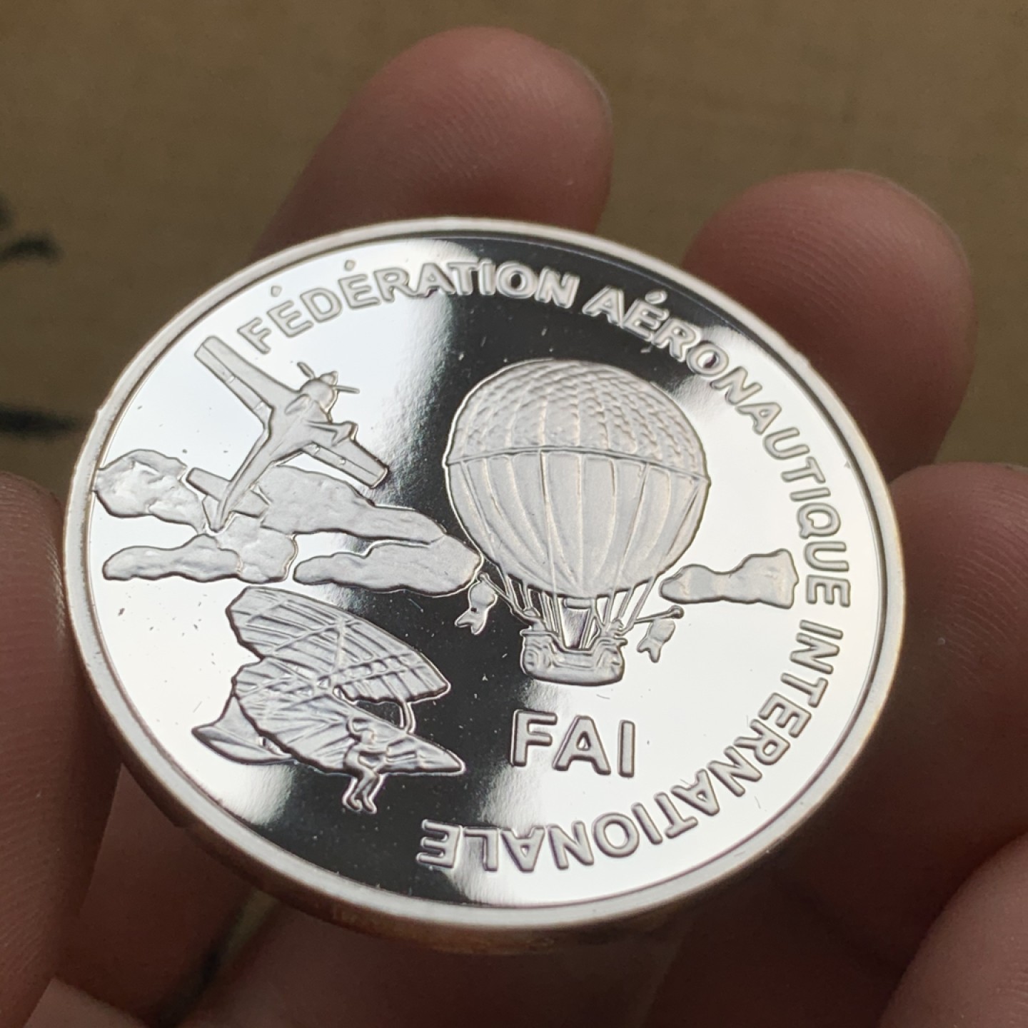 《竞宝斋》第73场-本周日，周一2场连拍（全场不限金额包邮） 原盒证书1997年芬兰 航空展热飞机10欧元精制大银币 27克