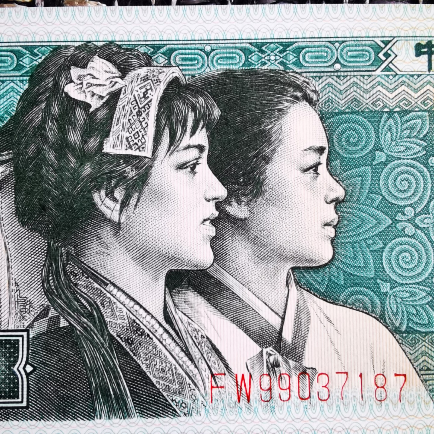 千家老金专利精品！钱坤最新出炉的个性标～妙笔云山爱一生！形态异常的飘逸，隽秀。既像是云翻雾幻的天成之作，又像是大师提笔的一气呵成！横看像写意书法～山，又像阿拉伯数字213～爱一生。竖看又像是水墨丹青的～了字！如此灵动的云山，如此灵异的漏墨，如此灵犀的爱一生～不了情，已经深深印刻在人们的心中！  再拍几张8002梅花篆印，梅花银扣姐妹花！栩栩如生，篆字生花！ 众里寻她千百度，却见梅花篆字印在美女发簪处！梅花银扣的姐妹花，梅花篆印，每一张都是方印，每一方都像篆刻着生动的图像和文字，每一方还不尽相同，可以说张张是孤品！仅有一刀，不够开标！8002稀有老冠，FW99037187，金光国辉版梅花篆印，绝品裸币单张！！