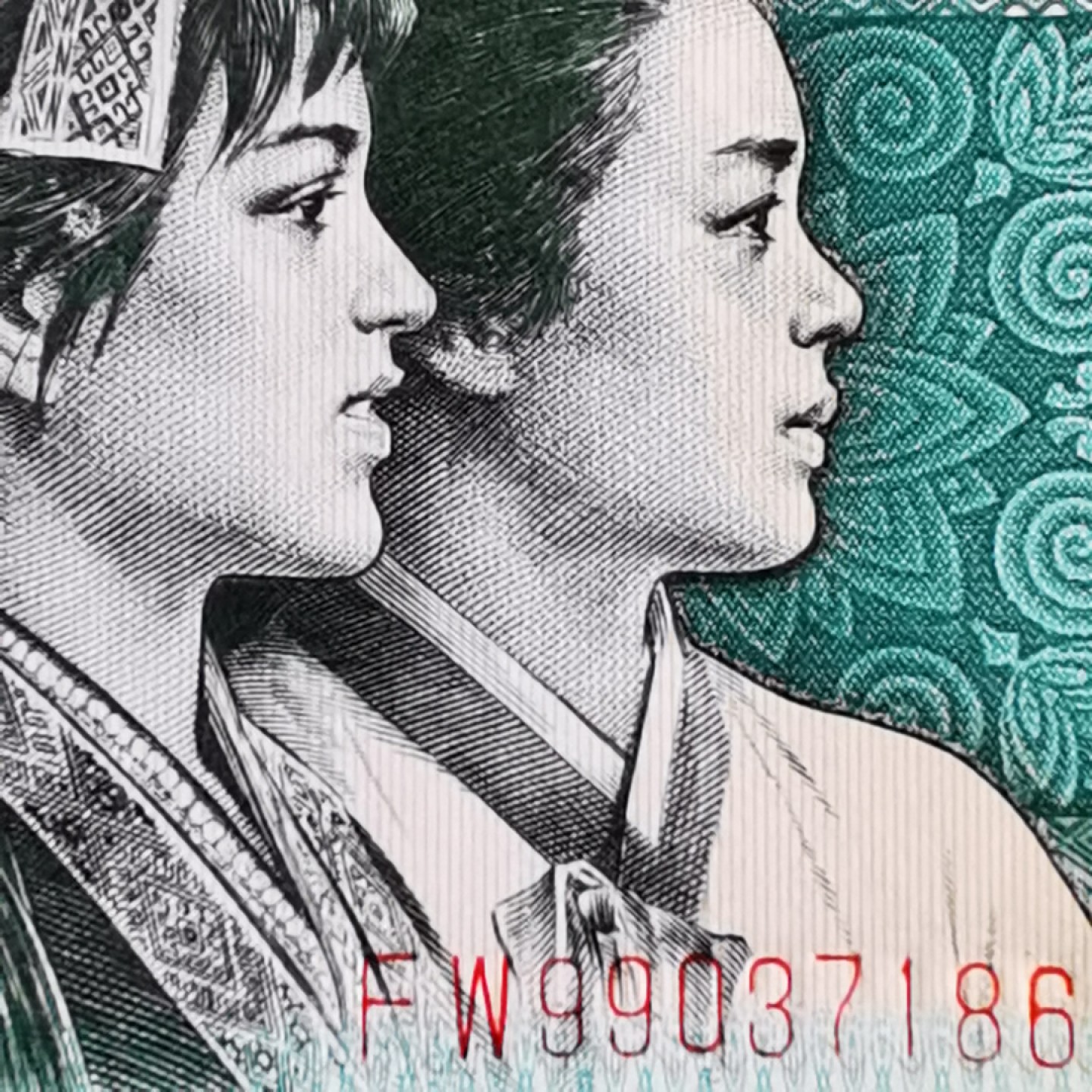 千家老金专利精品！钱坤最新出炉的个性标～妙笔云山爱一生！形态异常的飘逸，隽秀。既像是云翻雾幻的天成之作，又像是大师提笔的一气呵成！横看像写意书法～山，又像阿拉伯数字213～爱一生。竖看又像是水墨丹青的～了字！如此灵动的云山，如此灵异的漏墨，如此灵犀的爱一生～不了情，已经深深印刻在人们的心中！  再拍几张8002梅花篆印，梅花银扣姐妹花！栩栩如生，篆字生花！ 众里寻她千百度，却见梅花篆字印在美女发簪处！梅花银扣的姐妹花，梅花篆印，每一张都是方印，每一方都像篆刻着生动的图像和文字，每一方还不尽相同，可以说张张是孤品！仅有一刀，不够开标！8002稀有老冠，FW99037186，金光国辉版梅花篆印，绝品裸币单张！！