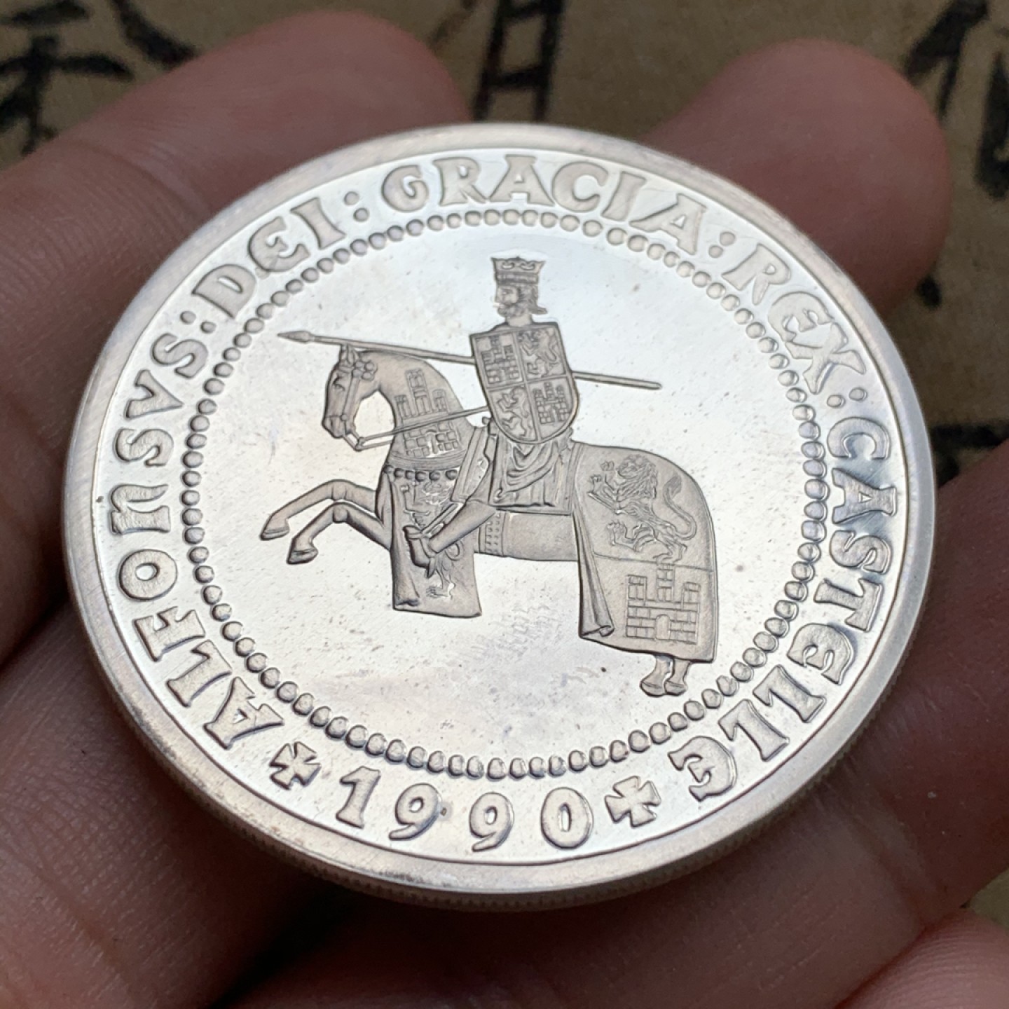 《竞宝斋》第73场-本周日，周一2场连拍（全场不限金额包邮） 原盒证书西班牙1990年 马剑骑士 5ECU 精制大银币33.62克