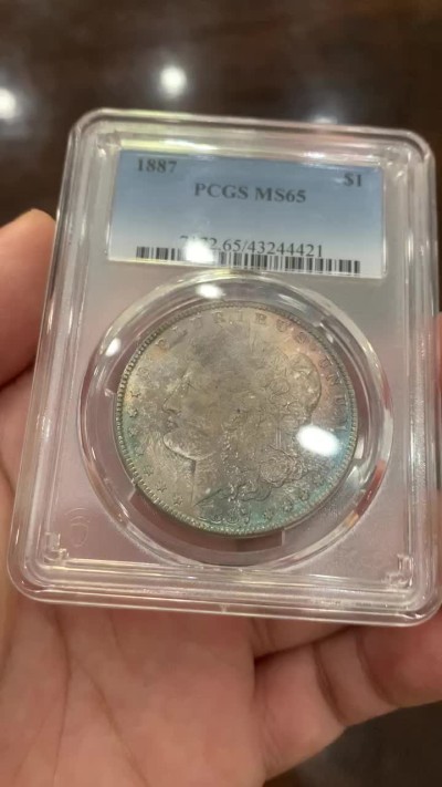 《竞宝斋》第73场-本周日，周一2场连拍（全场不限金额包邮） PCGS-MS65 美国 1887年 1美元 摩根币 正面蓝色忧郁 背面粉色向往 非常性感