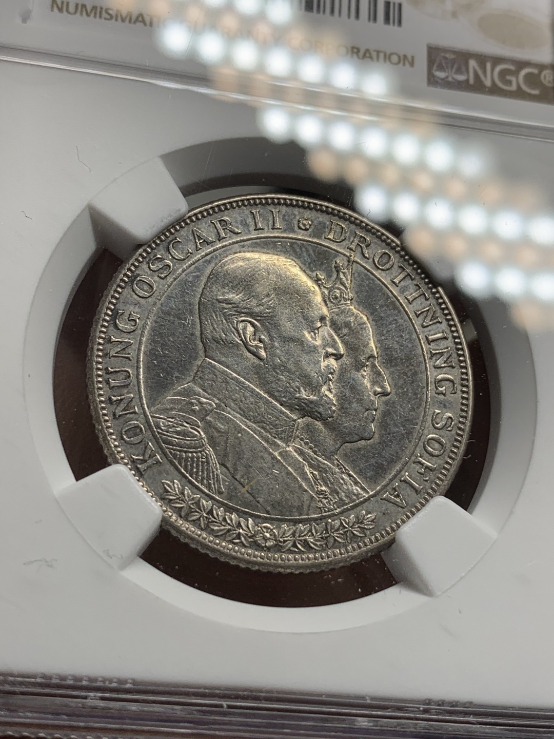 《竞宝斋》第73场-本周日，周一2场连拍（全场不限金额包邮） NGC AU细节评级 1907年瑞典国王奥斯卡二世结婚纪念日2克朗银币