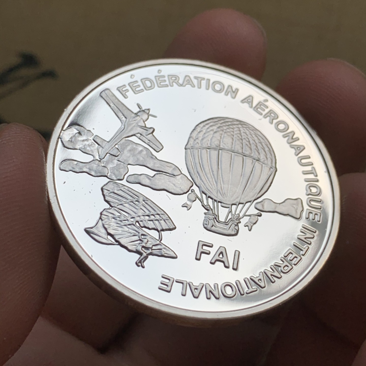 《竞宝斋》第73场-本周日，周一2场连拍（全场不限金额包邮） 原盒证书1997年芬兰 航空展热飞机10欧元精制大银币 27克