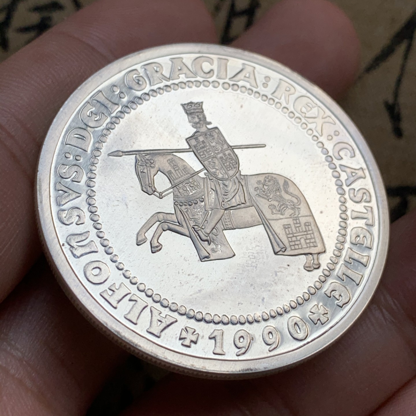 《竞宝斋》第73场-本周日，周一2场连拍（全场不限金额包邮） 原盒证书西班牙1990年 马剑骑士 5ECU 精制大银币33.62克