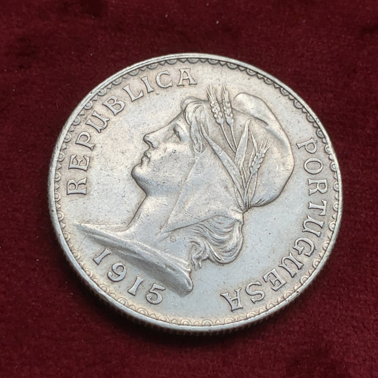 《竞宝斋》第73场-本周日，周一2场连拍（全场不限金额包邮） 葡萄牙女神1埃斯库多银币，只发行两年，25克，1915年。