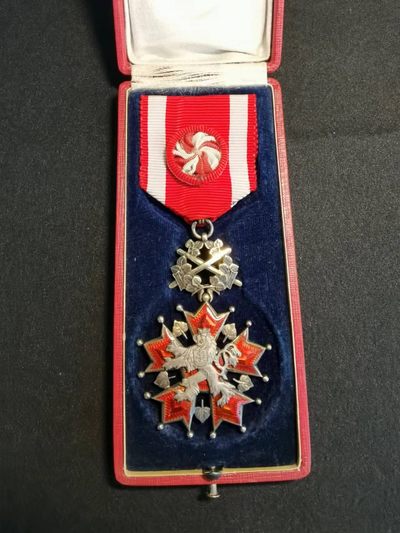 盛世勋华——号角文化勋章专场拍卖第59期 （加群请加微信） - 捷克斯洛伐克军官级白狮勋章 军事版(带剑) 带原盒 带厂标（Karnet & Kysely, Prague） 银制带900银标 少见