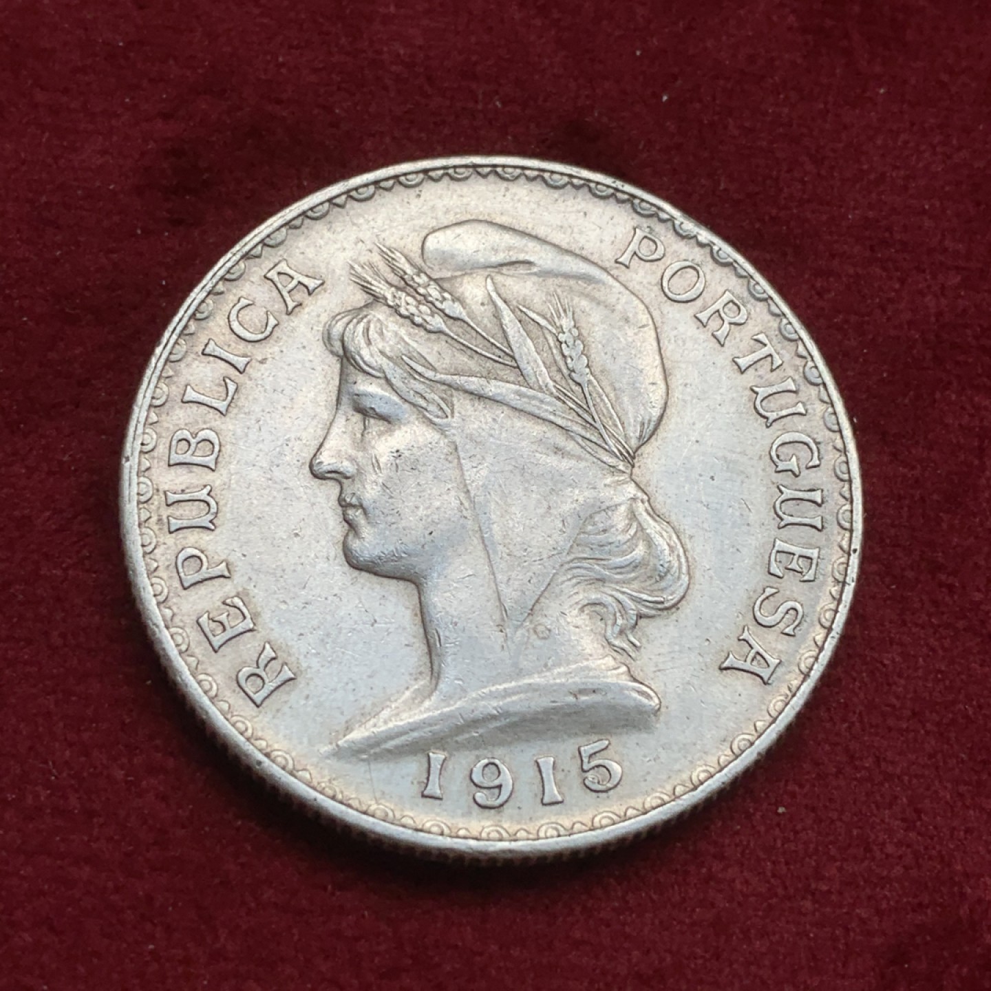 《竞宝斋》第73场-本周日，周一2场连拍（全场不限金额包邮） 葡萄牙女神1埃斯库多银币，只发行两年，25克，1915年。