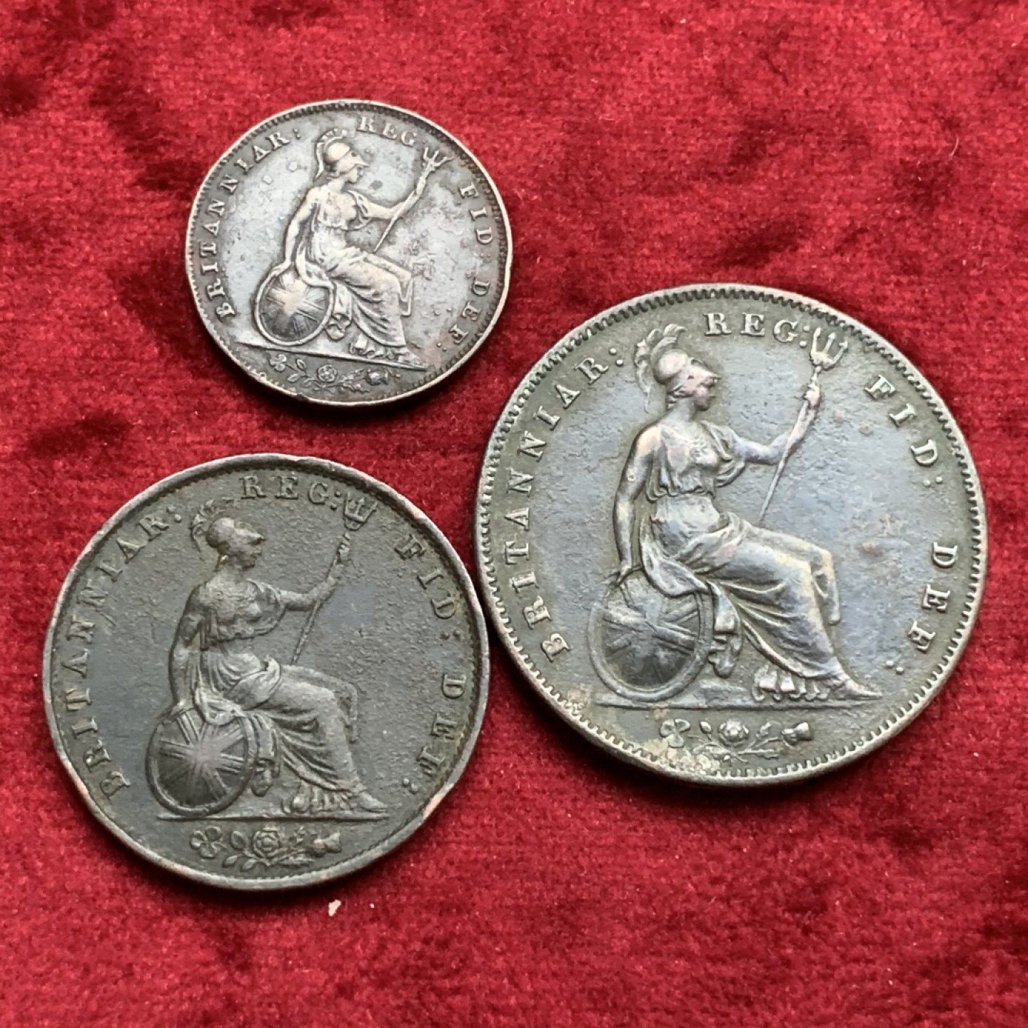 《竞宝斋》第73场-本周日，周一2场连拍（全场不限金额包邮） 英国维多利亚女王时期小维头像1法新、1/2便士、1便士三枚铜币好品