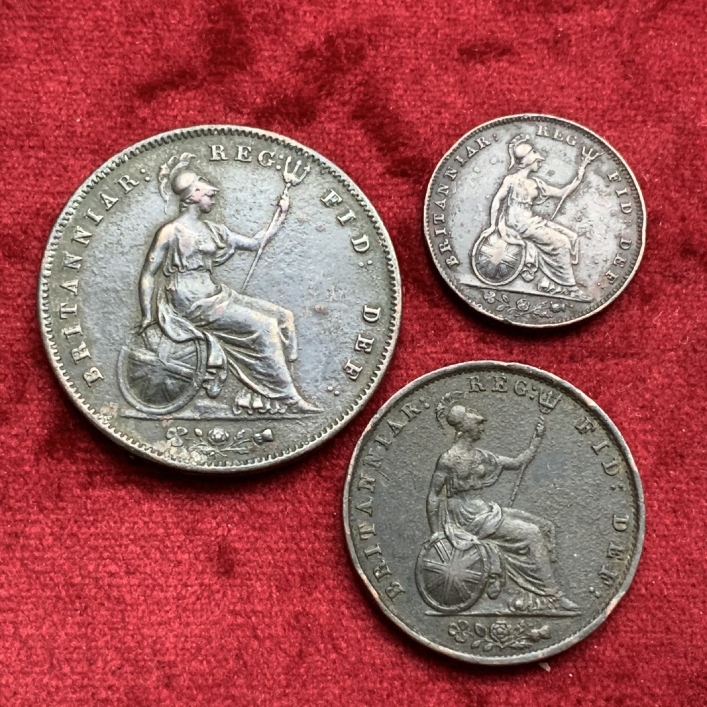 《竞宝斋》第73场-本周日，周一2场连拍（全场不限金额包邮） 英国维多利亚女王时期小维头像1法新、1/2便士、1便士三枚铜币好品